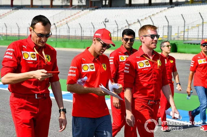 Sebastian Vettel, Ferrari, ispeziona il circuito con i suoi meccanici