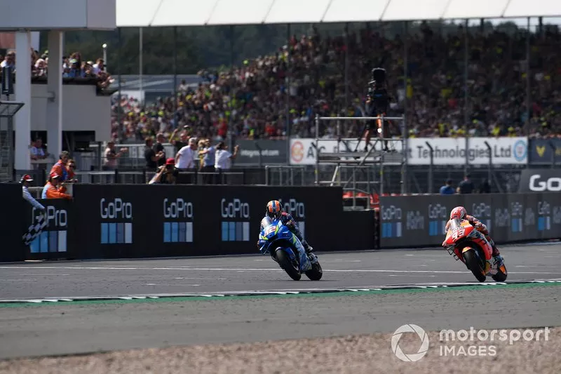 Ganador Alex Rins, Team Suzuki MotoGP, segundo Marc Márquez, Repsol Honda Team