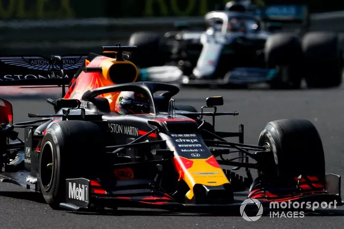 Max Verstappen, Red Bull Racing RB15, precede Lewis Hamilton, Mercedes AMG F1 W10