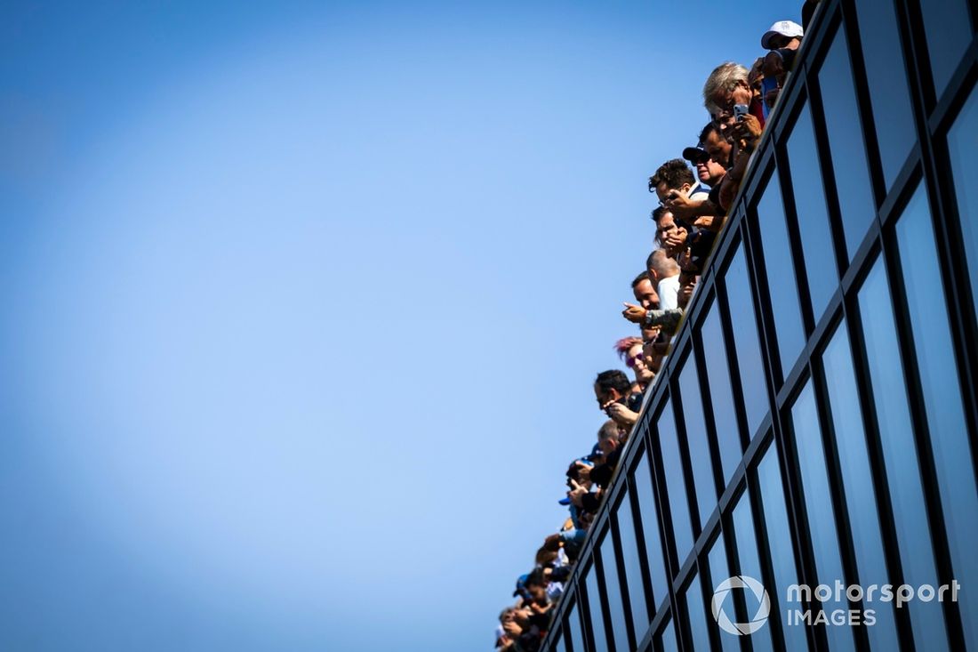 Los aficionados observan desde una terraza