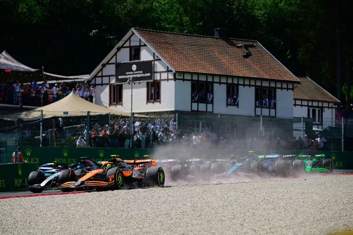 Inicio Lando Norris va ancho, en La Source, Lando Norris, McLaren MCL38mGeorge Russell, Mercedes W15Fernando Alonso, Aston Martin AMR24