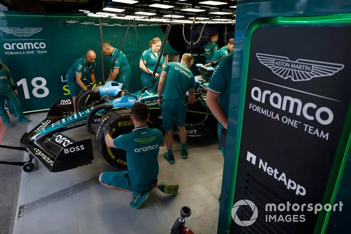 Mecánicos en el garaje con Lance Stroll, Aston Martin AMR24