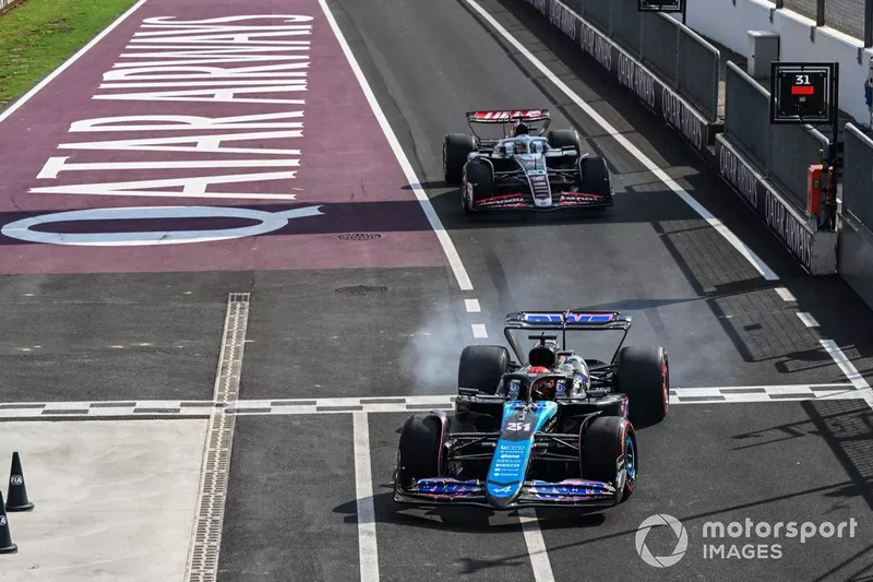 Esteban Ocon, Alpine A524, s'arrête au pont bascule