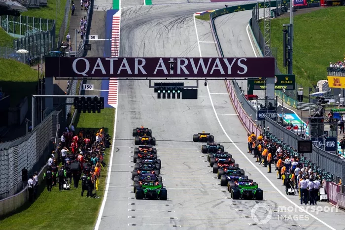 Max Verstappen, Red Bull Racing RB20, Lando Norris, McLaren MCL38, lideram o pelotão para a volta de formação