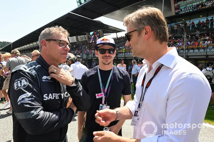 Bernd Maylander, piloto del Safety Car de la FIA, en la parrilla con invitados