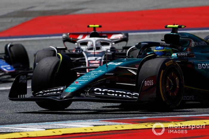 Fernando Alonso, Aston Martin AMR24, Nico Hulkenberg, Haas VF-24