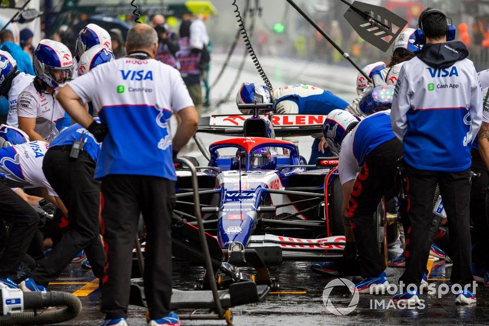 Daniel Ricciardo, RB F1 Team VCARB 01, en boxes 