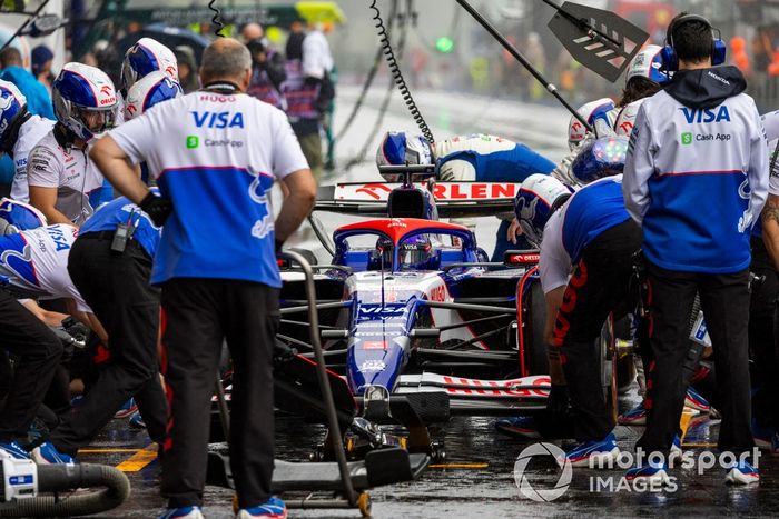 Daniel Ricciardo, RB F1 Team VCARB 01, en boxes 