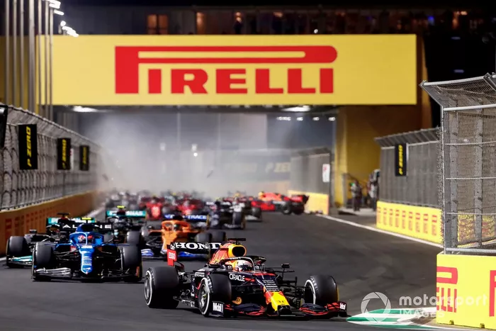 Max Verstappen, Red Bull Racing RB16B, Lewis Hamilton, Mercedes W12, Daniel Ricciardo, McLaren MCL35M, y el resto de la parrilla en la salida