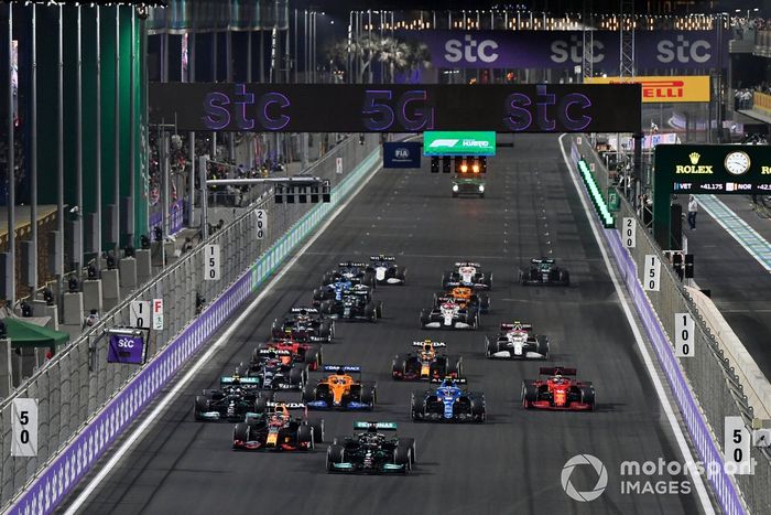 Lewis Hamilton, Mercedes W12, Max Verstappen, Red Bull Racing RB16B, Valtteri Bottas, Mercedes W12, Esteban Ocon, Alpine A521, y el resto de la parrilla en la reanudación