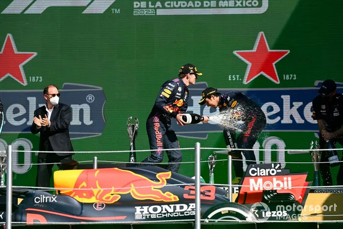 Podio: ganador Max Verstappen, Red Bull Racing, tercer lugar Sergio Pérez, Red Bull Racing