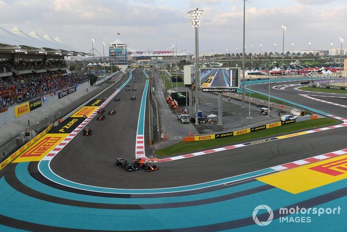 Max Verstappen, Red Bull Racing RB16B, lucha con Lewis Hamilton, Mercedes W12, por el liderato en la primera vuelta