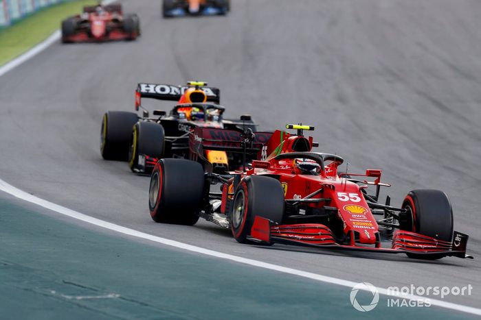 Carlos Sainz Jr, Ferrari SF21, Sergio Pérez, Red Bull Racing RB16B