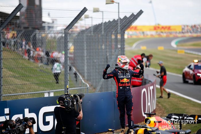 Max Verstappen, Red Bull Racing, 1ª posición, celebra su llegada al Parc Ferme