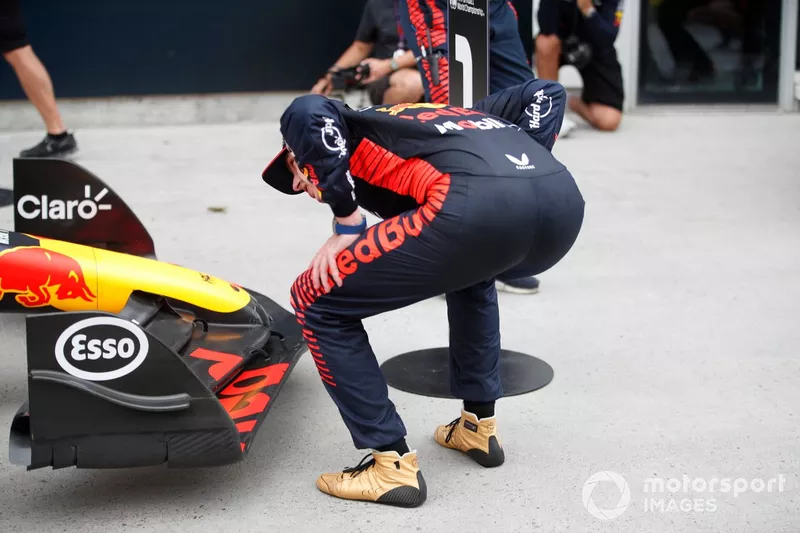 Max Verstappen, Red Bull Racing, 1° posizione, ispeziona la sua vettura in Parc Ferme