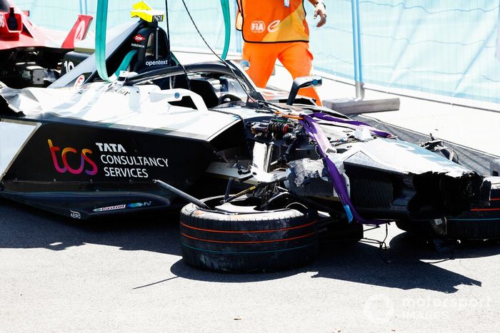 Los comisarios retiran el coche de Sam Bird, Jaguar Racing, Jaguar I-TYPE 6, con una grúa tras un fuerte accidente en la 9ª vuelta