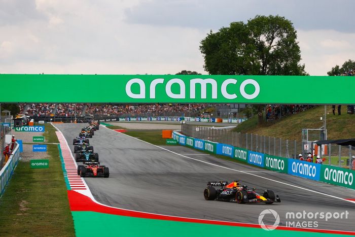 Max Verstappen, Red Bull Racing RB19, Carlos Sainz, Ferrari SF-23, Lance Stroll, Aston Martin AMR23, Lewis Hamilton, Mercedes F1 W14, el resto de la parrilla en la vuelta de formación.