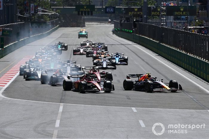 Arrancada Charles Leclerc, Ferrari F1-75, Sergio Pérez, Red Bull Racing RB18, luchan por el liderazgo por delante de Max Verstappen, Red Bull Racing RB18, Carlos Sainz, Ferrari F1-75