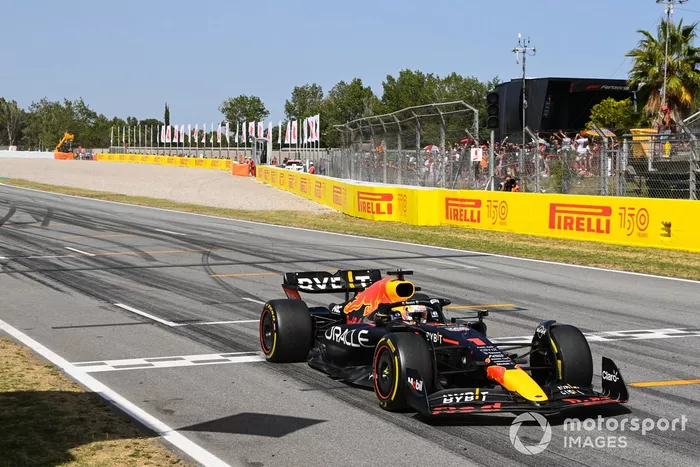 Ganador Max Verstappen, Red Bull Racing RB18, toma la bandera a cuadros 
