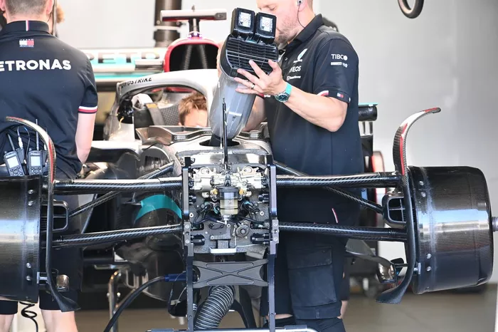 Detalle del frontal del Mercedes W13