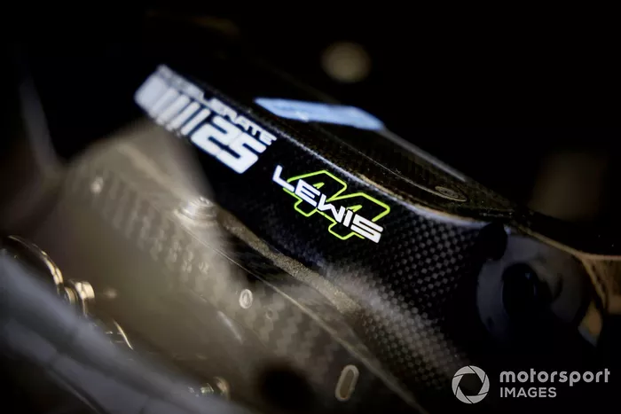 Lewis Hamilton, detalle del coche Mercedes W13
