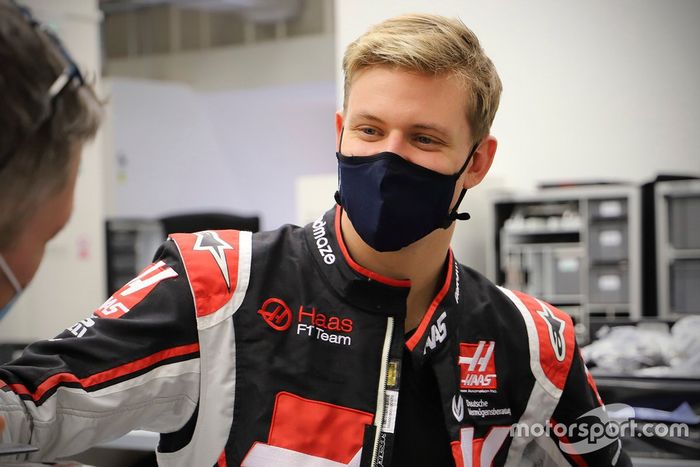 Mick Schumacher y su ajuste de su asiento con Haas