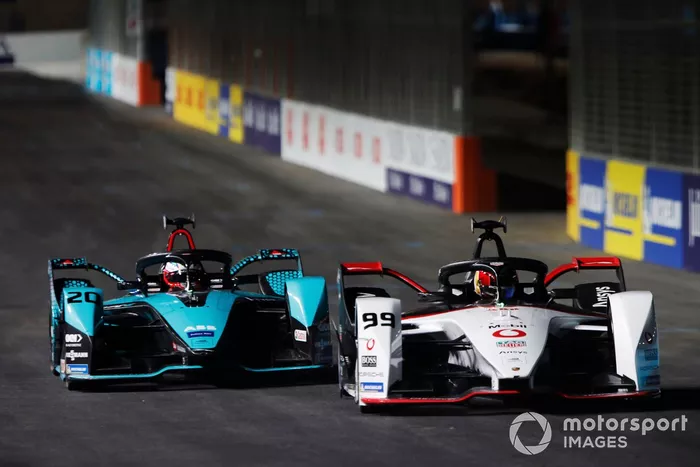 Pascal Wehrlein, Tag Heuer Porsche, Porsche 99X Electric, por delante de Mitch Evans, Panasonic Jaguar Racing, Jaguar I-Type 5