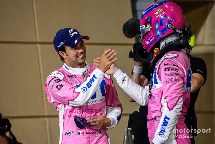 Sergio Pérez, Racing Point, 1ª posición, y Lance Stroll, Racing Point, 3ª posición, celebran en Parc Ferme