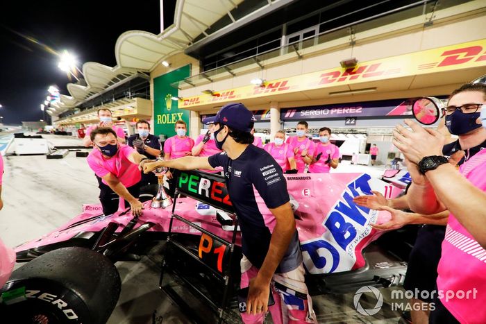 Ganador Sergio Pérez, Racing Point celebra con el equipo