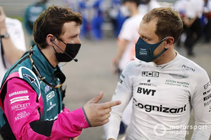 Sebastian Vettel, Aston Martin, con un ingeniero en la parrilla