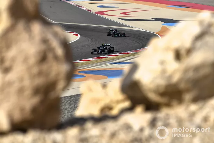 Sebastian Vettel, Aston Martin AMR21, Sir Lewis Hamilton, Mercedes W12