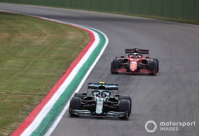 Sebastian Vettel, Aston Martin AMR21, Charles Leclerc, Ferrari SF21