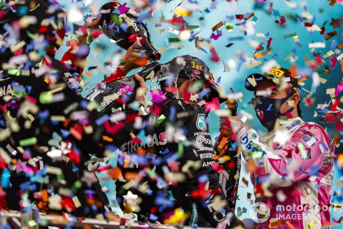Podio: ganador y campeón del mundo Lewis Hamilton, Mercedes-AMG F1, segundo lugar Sergio Pérez, Racing Point, y tercer lugar Sebastián Vettel, Ferrari