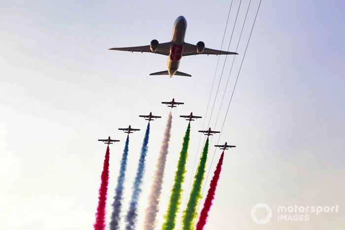 El equipo de exhibición de la Fuerza Aérea de los Emiratos Árabes Unidos Al Fursan escoltan un Boeing 787 Dreamliner en el aire sobre la parrilla, antes de la salida