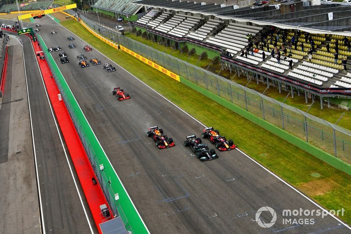 Salida Lewis Hamilton, Mercedes W12, Max Verstappen, Red Bull Racing RB16B, Sergio Pérez, Red Bull Racing RB16B