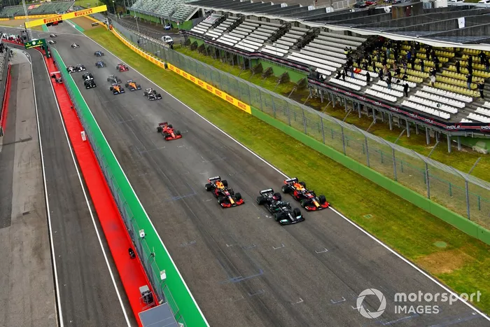 Salida Lewis Hamilton, Mercedes W12, Max Verstappen, Red Bull Racing RB16B, Sergio Pérez, Red Bull Racing RB16B