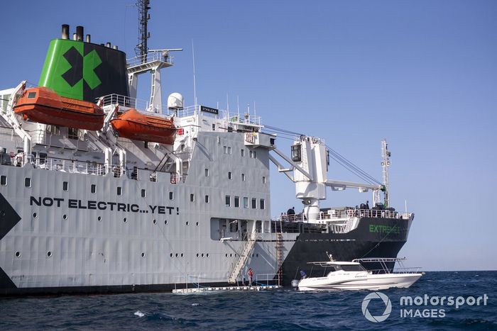 Un pequeño bote espera al lado del buque logístico de Santa Elena.