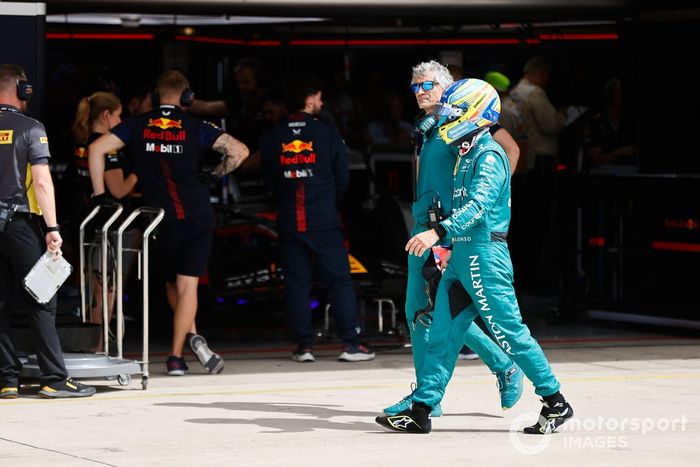 Fernando Alonso, Aston Martin F1 Team, en boxes tras el Sprint Shootout