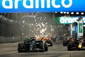 Max Verstappen, Red Bull Racing RB19, lucha con George Russell, Mercedes F1 W14
