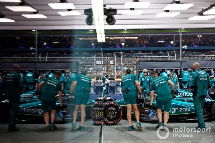 Mecánicos en boxes con Fernando Alonso, Aston Martin AMR23