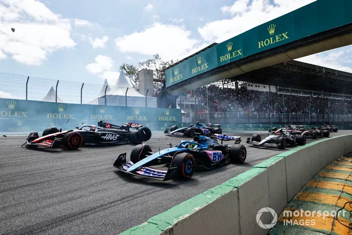 Un neumático del accidente entre Alex Albon, Williams FW45, Kevin Magnussen, Haas VF-23, rebota entre Esteban Ocon, Alpine A523, Nico Hulkenberg, Haas VF-23
