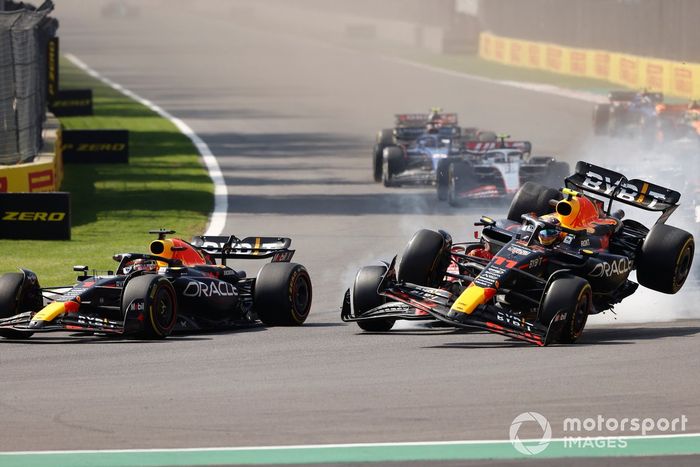 Max Verstappen, Red Bull Racing RB19, mientras Charles Leclerc, Ferrari SF-23, Sergio Pérez, Red Bull Racing RB19, hacen contacto en la salida causando el accidente del mexicano.
