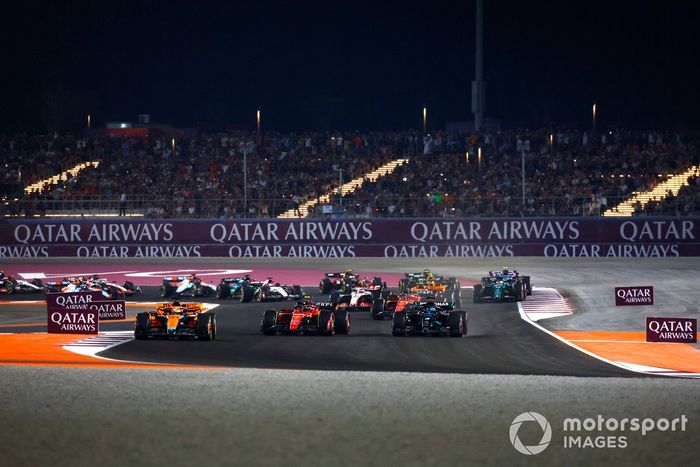 Oscar Piastri, McLaren MCL60, Carlos Sainz, Ferrari SF-23, George Russell, Mercedes F1 W14, Lando Norris, McLaren MCL60, Max Verstappen, Red Bull Racing RB19, el resto de la parrilla en la primera vuelta de la carrera Sprint.