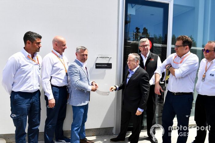 Francois Dumontier, Presidente y Director General del Gran Premio de Canadá, Jean Todt, Presidente de la FIA, y Ross Brawn, Director General de Motorsports, FOM, revelan una placa que dedica un nuevo edificio de Race Control al fallecido Charlie Whiting, ex Director de Carrera de la FIA