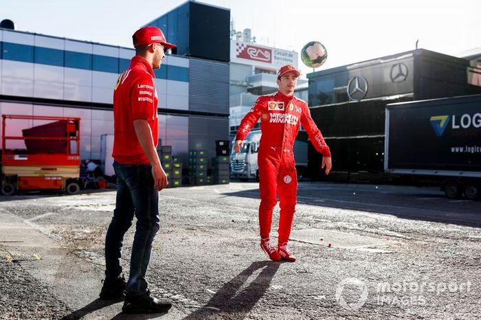 Charles Leclerc, Ferrari, juega al fútbol en el paddock con Antonio Fuoco, Ferrari