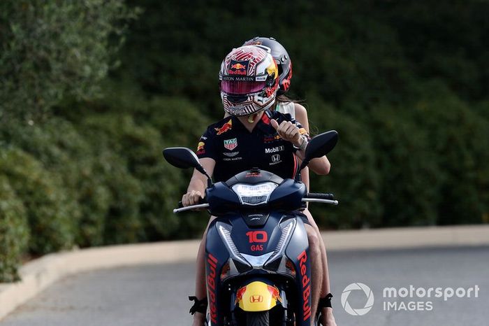 Pierre Gasly, Red Bull Racing, en un scooter con su novia Caterina Masetti Zannini