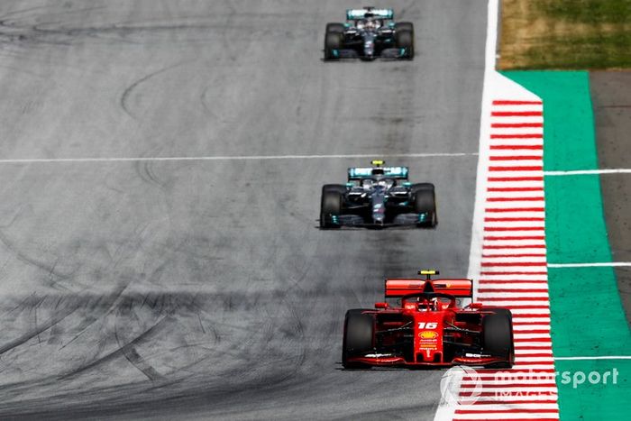 Charles Leclerc, Ferrari SF90, Valtteri Bottas, Mercedes AMG W10, Y Lewis Hamilton, Mercedes AMG F1 W10