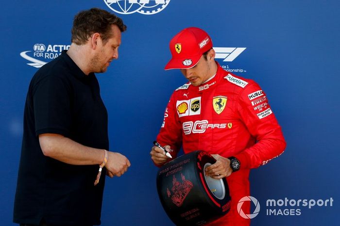 Charles Leclerc, Ferrari recibe el premio Pirelli Pole Position Award de manos de Lukas Lauda 