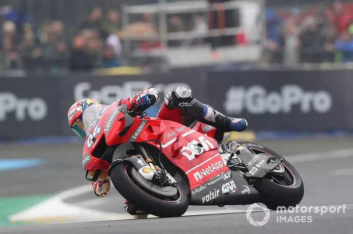 Andrea Dovizioso, Ducati Team, mentre rischia di cadere