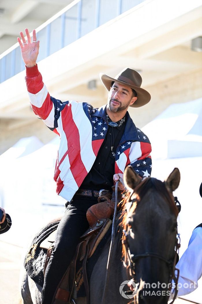 Daniel Ricciardo, McLaren llega en caballo al paddock